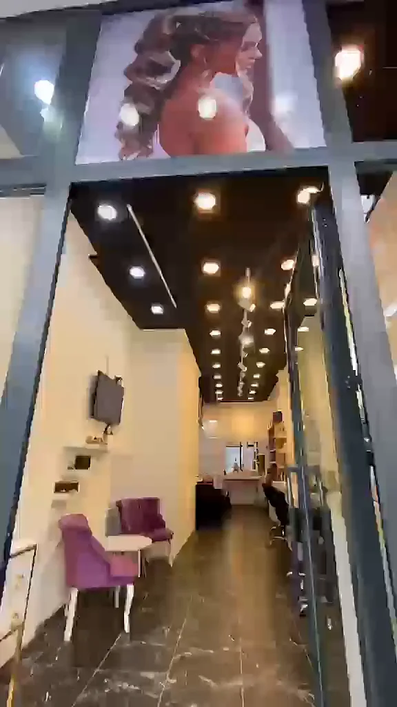 Salonun girişi ve uzun koridoru