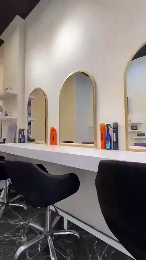 Kemerli aynalar ve beyaz çalışma istasyonları